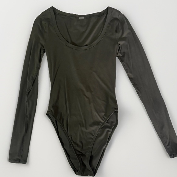 Aritzia Women’s Long Sleeve Bodysuit, Small, Dark Olive AirBUTTER Aerobic Top - Picture 4 of 6